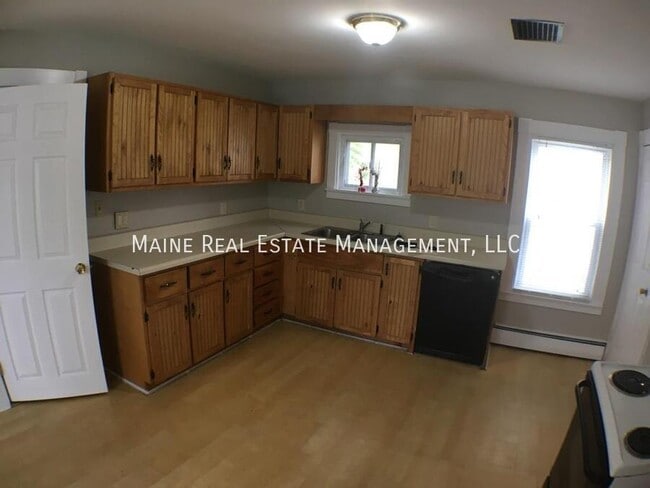 95 Oak St in Old Town, ME - Building Photo - Building Photo