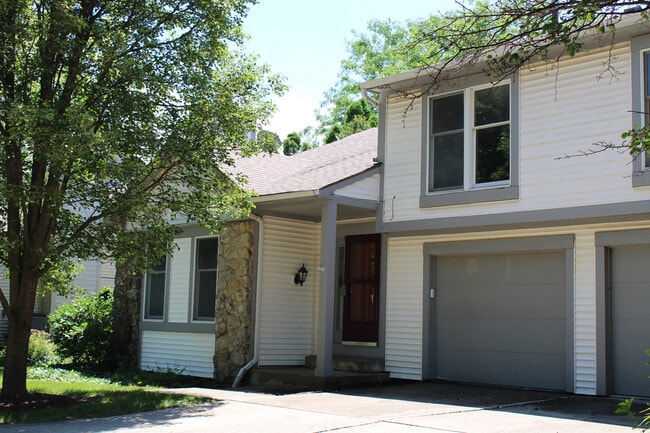 6135 Sawmill Woods Dr in Fort Wayne, IN - Foto de edificio - Building Photo