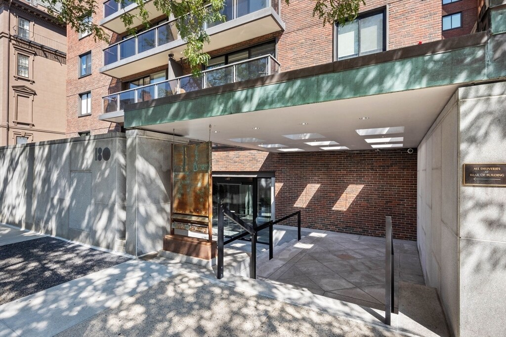 180 Beacon St in Boston, MA - Building Photo
