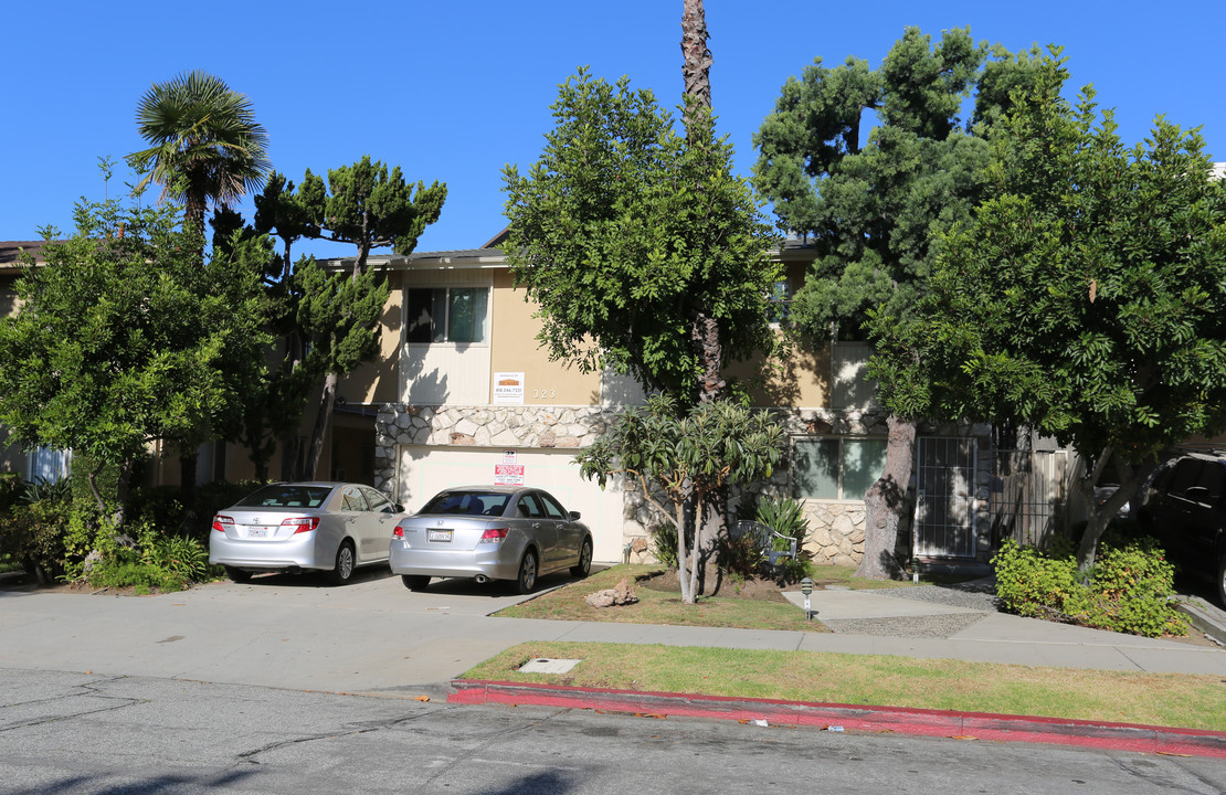 323 N Howard St in Glendale, CA - Foto de edificio