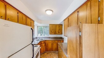 Old Canton Lane (Hodge Apartments, LLC) in East Lansing, MI - Building Photo