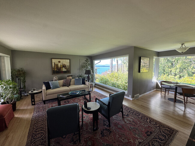 3433 Magnolia Blvd W in Seattle, WA - Building Photo - Building Photo