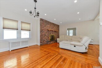 16 Maiden Ln in Lynbrook, NY - Building Photo - Building Photo