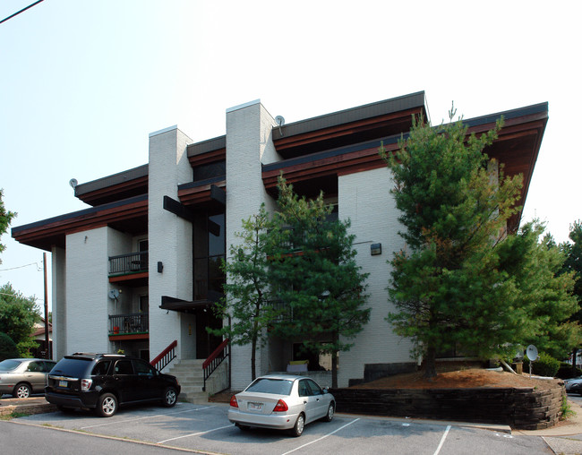 Ambassador West Apartments in Allentown, PA - Building Photo - Building Photo