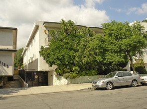 1135 N Ogden Dr in Los Angeles, CA - Building Photo - Building Photo