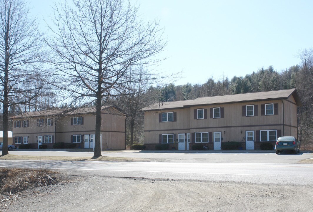 Twin Spruce Apartments in Blossburg, PA - Foto de edificio