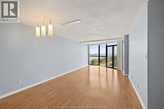 515 Riverside Dr W in Windsor, ON - Building Photo - Building Photo