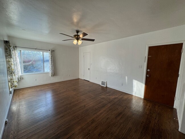 1047 Santa Clara Ave, Unit 2 in Alameda, CA - Building Photo - Building Photo