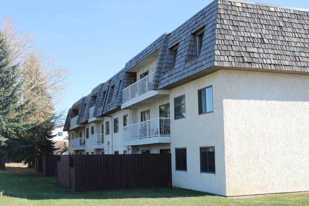 Fairmont/Peppertree Terrace in Lethbridge, AB - Building Photo