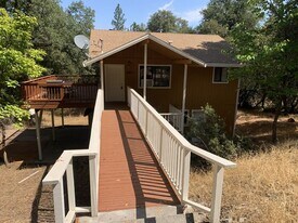 6571 Summerhill Road in Somerset, CA - Building Photo