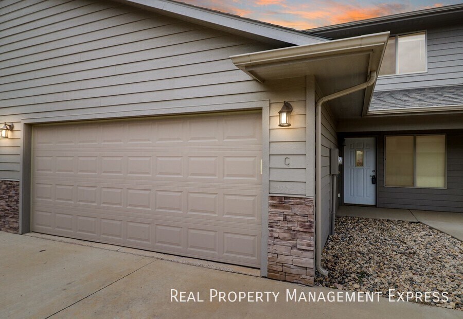 1009 Legendary Dr., Unit C in Harrisburg, SD - Building Photo