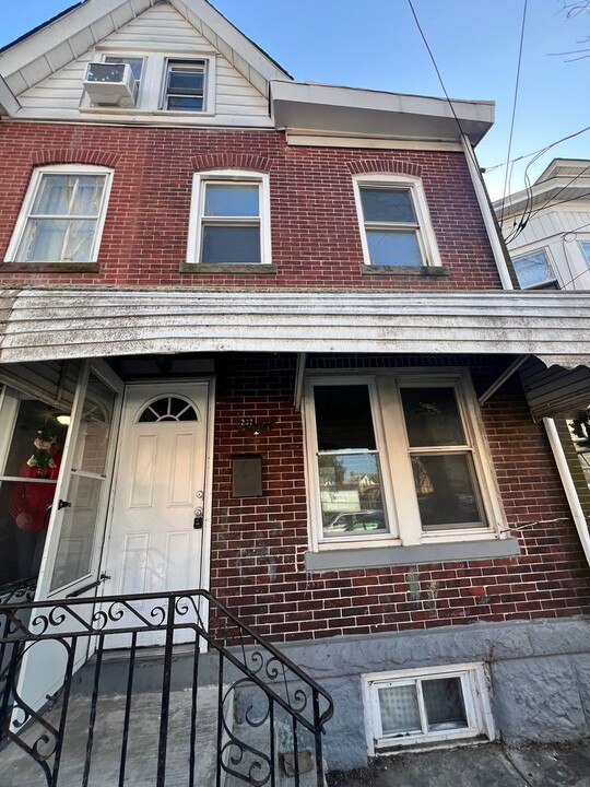 237 Grand St in Trenton, NJ - Building Photo