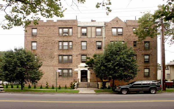 834 Central Ave in Far Rockaway, NY - Building Photo