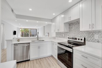 15 Royal Palm Way in Boca Raton, FL - Building Photo - Building Photo