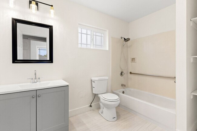 9717 Thermal St-Unit -Upper in Oakland, CA - Building Photo - Building Photo