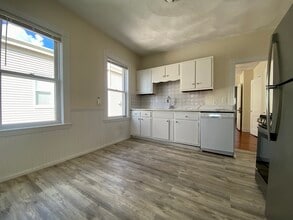 10 Belknap St, Unit 3 in Somerville, MA - Building Photo - Building Photo