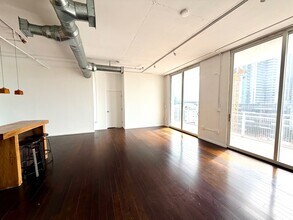 444 NE 30th St, Unit 902 in Miami, FL - Building Photo - Building Photo