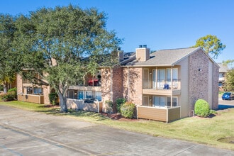 Meadow Park in Alvin, TX - Building Photo - Building Photo