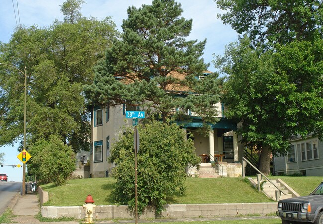 102 N 38th Ave in Omaha, NE - Foto de edificio - Building Photo