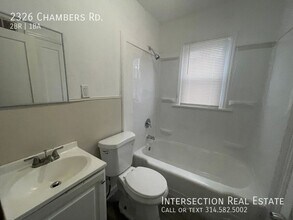 2326 Chambers Rd in St. Louis, MO - Foto de edificio - Building Photo