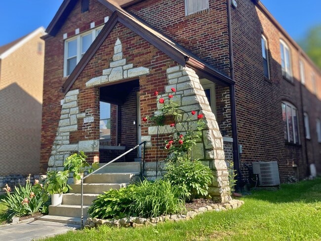 7104 Tulane Ave, Unit 2 in University City, MO - Foto de edificio - Building Photo