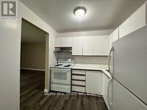 11 Lowndes Ave in Georgina, ON - Building Photo - Building Photo