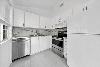 2731 SW 24th St, Unit 2731 in Miami, FL - Foto de edificio - Building Photo