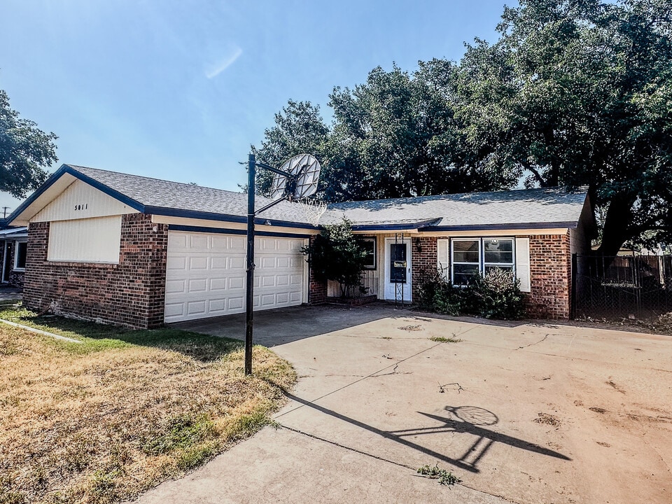 5011 52nd St in Lubbock, TX - Foto de edificio