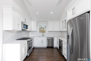 38 Poe Ct in Fairfield, CT - Building Photo