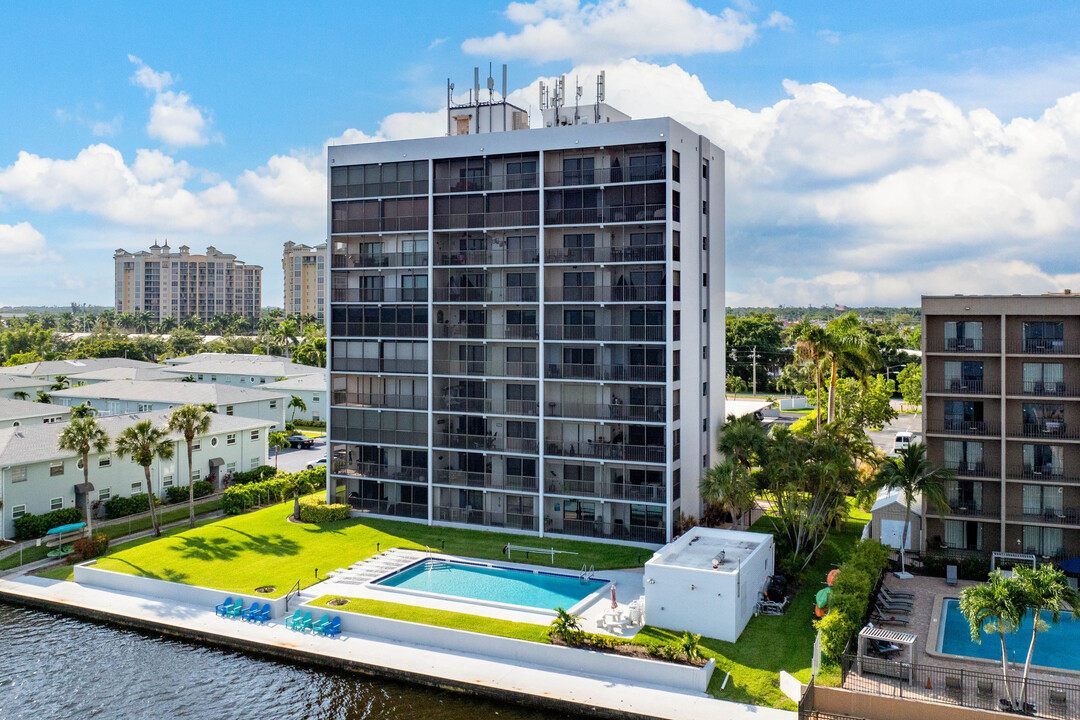 Sunset North in North Fort Myers, FL - Building Photo