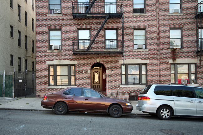 21-51 27th St in Astoria, NY - Foto de edificio - Building Photo