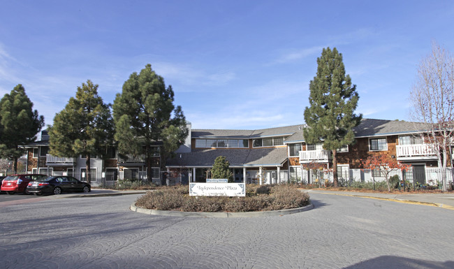 Independence Plaza in Alameda, CA - Foto de edificio - Building Photo