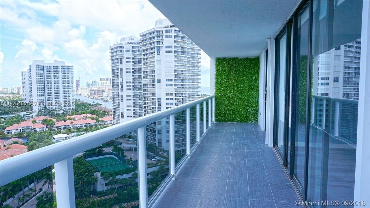 20505 E Country Club Dr, Unit 2039 in Aventura, FL - Building Photo