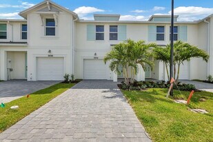 5694 SE Edgewater Cir in Stuart, FL - Building Photo