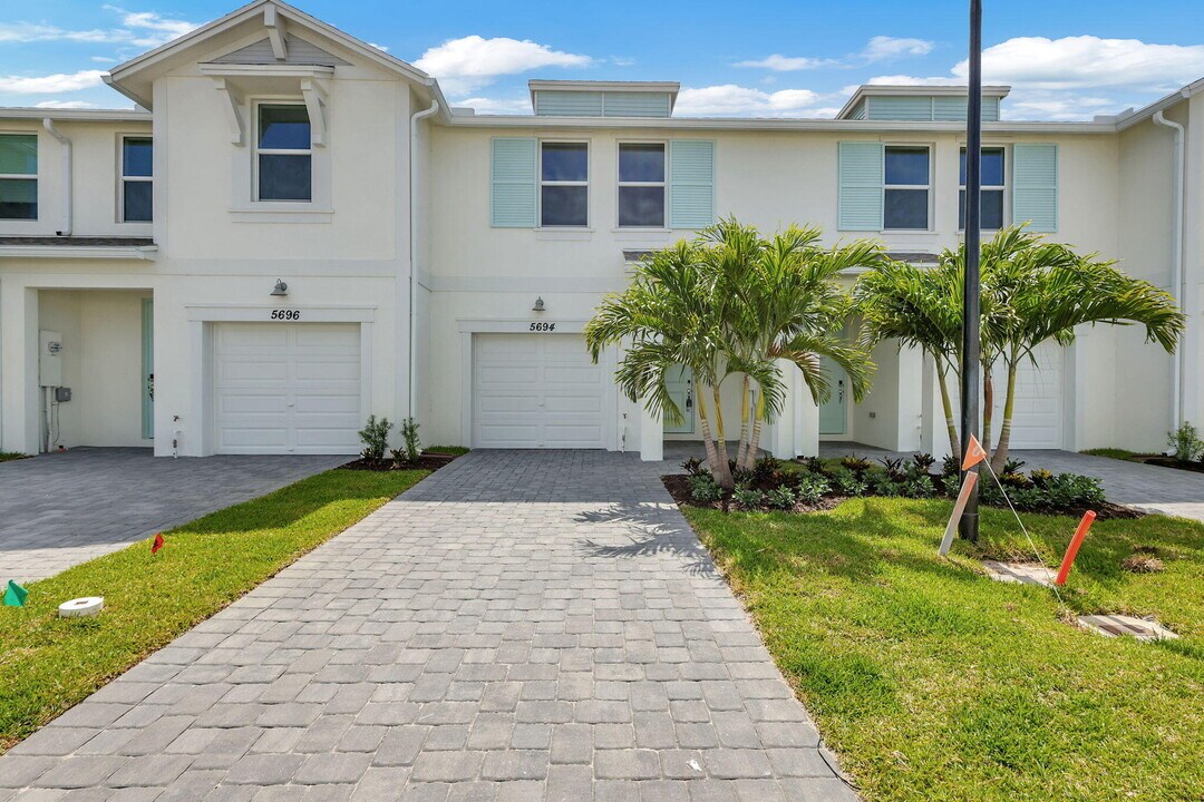 5694 SE Edgewater Cir in Stuart, FL - Building Photo