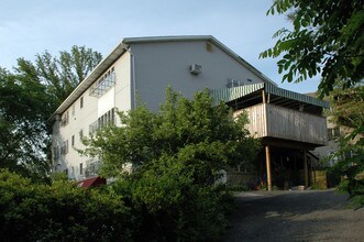 131 Acres Rd in Monroe, NY - Foto de edificio - Building Photo