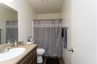 Sunrise Apartments in Bakersfield, CA - Foto de edificio - Building Photo