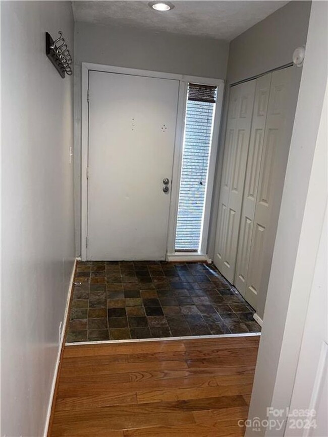1050 21st Ave NW in Hickory, NC - Building Photo - Building Photo