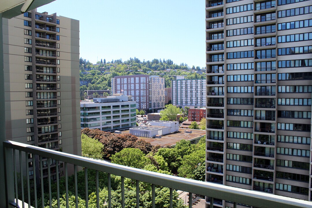 111 SW Harrison St in Portland, OR - Building Photo