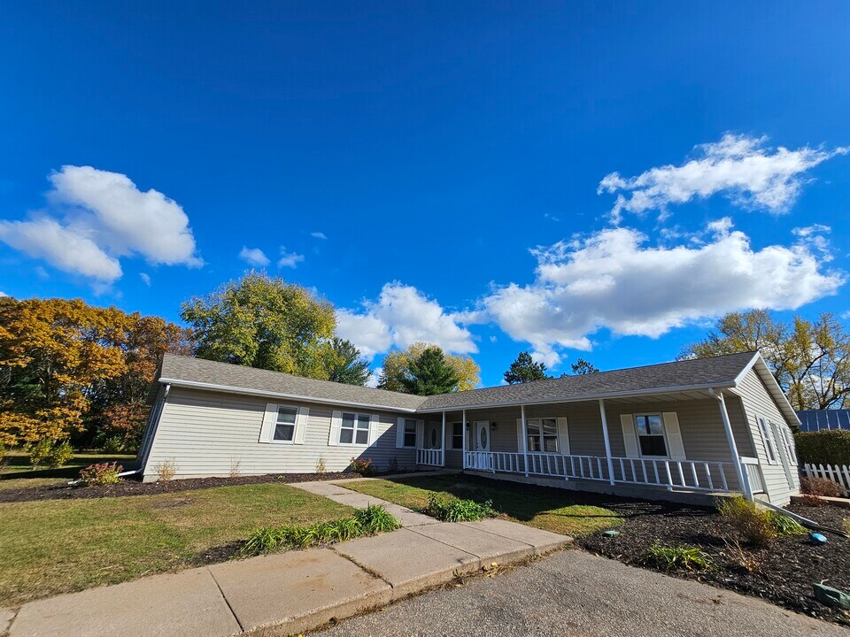 533 Lakeshore Ct in Weyauwega, WI - Foto de edificio