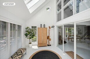 201 Cove Hollow Rd in East Hampton, NY - Building Photo