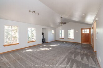 2576 NW Monterey Pines Dr in Bend, OR - Building Photo - Building Photo