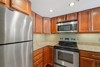 270 E Highland Ave, Unit 1044 in Milwaukee, WI - Building Photo - Building Photo