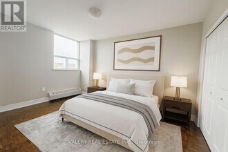 890 Jane St in Toronto, ON - Building Photo - Building Photo