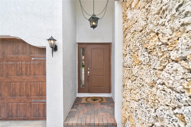 1023 NW 100th Ave in Doral, FL - Building Photo - Building Photo