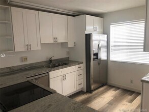 305 Lakeview Dr-Unit -202 in Weston, FL - Building Photo - Building Photo