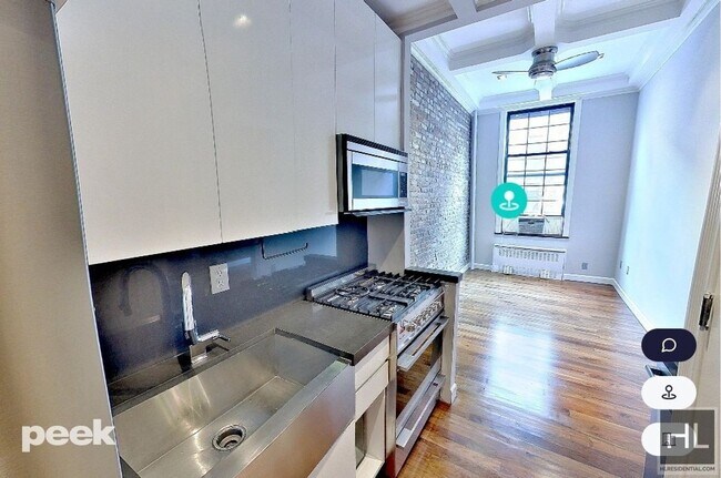 E 11th St in New York, NY - Building Photo - Building Photo
