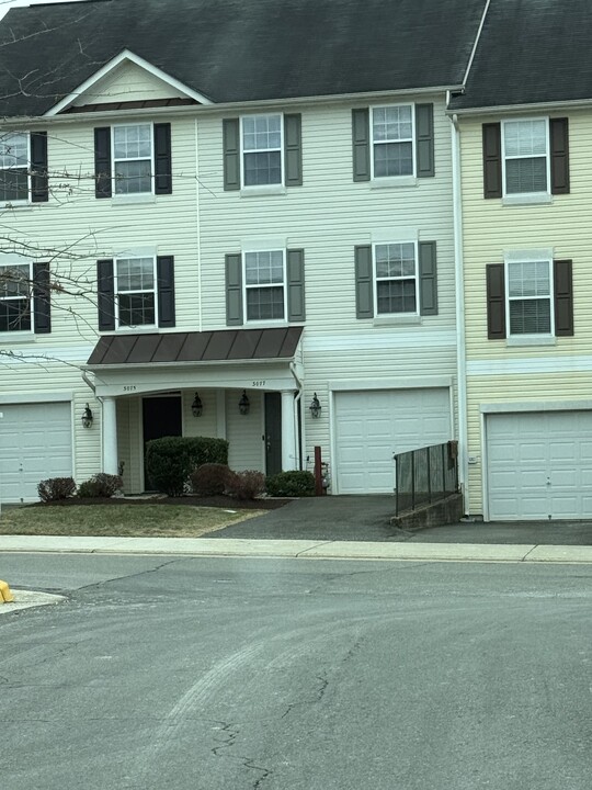 3077 Chinkapin Oak Ln in Woodbridge, VA - Foto de edificio