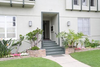 215 S Elm Dr in Beverly Hills, CA - Foto de edificio - Building Photo