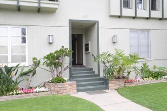 215 S Elm Dr in Beverly Hills, CA - Building Photo - Building Photo